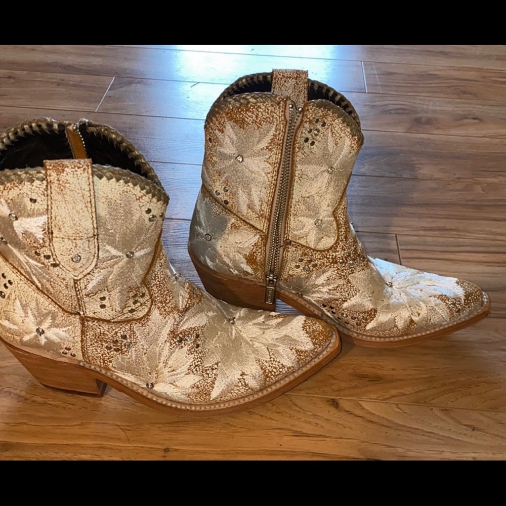 ISO these Liberty Black boots in size 9.